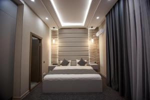 een slaapkamer met een groot bed in een kamer bij Terrasse Hotel & Bar in Bisjkek