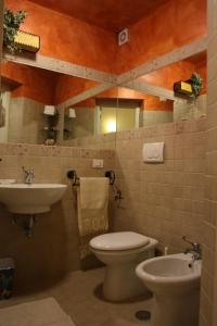 A bathroom at Bed and Breakfast Angolo Fiorito
