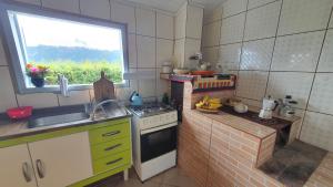 Ett kök eller pentry på Casa na Montanha a 500 metros da Pedra do Baú