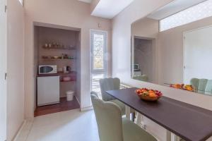 a kitchen with a table with chairs and a bowl of fruit at LA ARMONIA in Córdoba