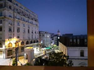 - une vue sur une ville de nuit avec des bâtiments dans l'établissement Medar Otel, à Istanbul
