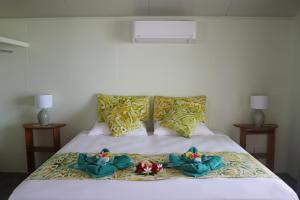 a bedroom with a bed with two stuffed animals on it at Ranginuis Retreat in Arutanga