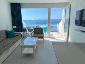 ein Wohnzimmer mit einem Sofa und Meerblick in der Unterkunft Acapulco Ocean View in San Agustín