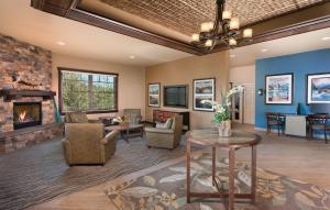 a living room with furniture and a fireplace at WorldMark Arrow Point in Coeur d'Alene