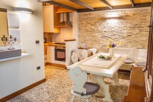 a kitchen with a table and chairs in a room at Elena Casa Turistica in Padova