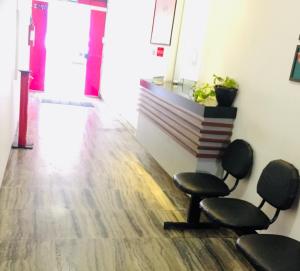 a waiting room with two chairs and a counter at Hotel GMatos Belo Horizonte - Próximo a Rodoviária e Mercados Turísticos in Belo Horizonte