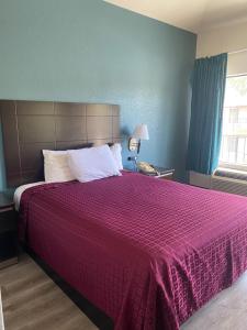 Postel nebo postele na pokoji v ubytování Atascadero Inn