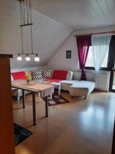 sala de estar con sofá y mesa en Privatzimmer König en Kassel