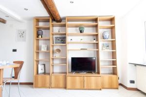 A television and/or entertainment centre at Cinque Maggio Home Di fronte a spiaggia e Ospedale