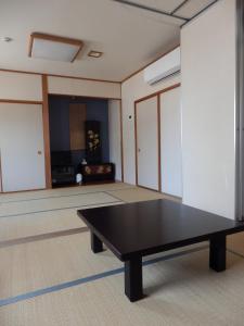 een lege kamer met een tafeltennistafel. bij Hotel Hinodeya in Kanazawa