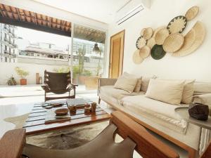 uma sala de estar com um sofá e uma mesa em Ipanema Penthouse no Rio de Janeiro