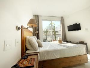 um quarto com uma cama grande e uma janela em Ipanema Penthouse no Rio de Janeiro