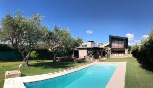 a swimming pool in front of a house at CASA DISTINTA in Mendoza