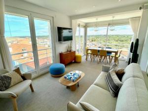 a living room with a couch and a table at Vue superbe sur l’océan, la plage à vos pieds ! in Soorts-Hossegor