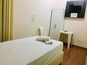 a hospital room with a bed and a mirror at Hotel GMatos Belo Horizonte - Próximo a Rodoviária e Mercados Turísticos in Belo Horizonte