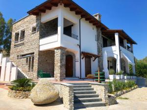 Una casa con una roccia davanti di LudoMar Country Residence - Rooms & Apartments a SantʼAndrea Apostolo dello Ionio
