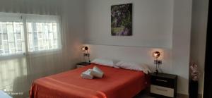 Кровать или кровати в номере Apartamentos Cala Azul La Móra