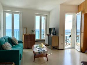 TV a/nebo společenská místnost v ubytování Il Ciasso Romantic Seafront Escape