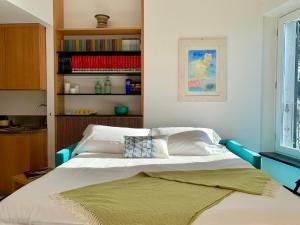 Postel nebo postele na pokoji v ubytování Il Ciasso Romantic Seafront Escape