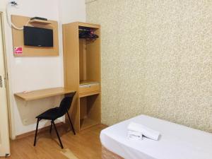 a room with a bed and a desk and a chair at Hotel GMatos Belo Horizonte - Próximo a Rodoviária e Mercados Turísticos in Belo Horizonte