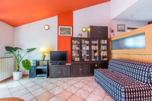 TV a/nebo společenská místnost v ubytování Apartment in Viskovo 31060