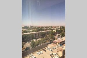 uma vista aérea de um parque de estacionamento com carros estacionados em New apartment em Samarkand