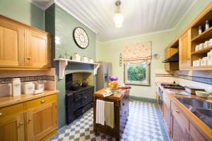 A kitchen or kitchenette at Mountain Whispers Varenna Luxury