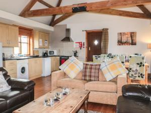 un soggiorno con divano e tavolo di Longstone Cottage a Ugthorpe