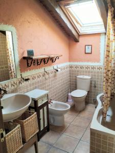 een badkamer met een wastafel, een toilet en een bad bij La Era De Sanabria in Villarino de Sanabria