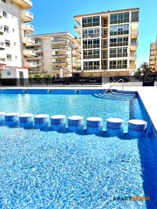 Bazén v ubytování APARTBEACH ADRIATICO 518 VISTAS PLAYA y CLIMATIZADO nebo v jeho okolí