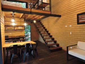 eine Treppe in einem Zimmer mit einem Tisch und Stühlen in der Unterkunft Palagua Lodge in San Rafael