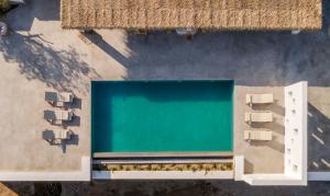 una vista aérea de una piscina junto a un edificio en Bohemian Blue Villa - 7 BDRM - beach in 200m - MG Villas en Panormos Mykonos