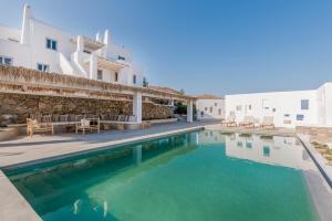 una piscina frente a una villa en Bohemian Blue Villa - 7 BDRM - beach in 200m - MG Villas en Panormos Mykonos