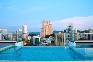 una piscina con vistas a la ciudad en Best Western Plus Panama Zen Hotel, en Panamá