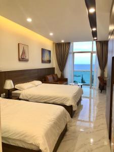 2 camas en una habitación de hotel con vistas al océano en Sealiks Ocean vita Codotel muine C326, en Phan Thiet