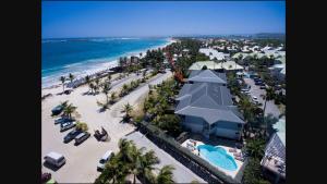 eine Luftansicht auf einen Strand mit einem Resort in der Unterkunft Princess Anouk Beachfront Orient Bay Deluxe 3 BDR in Orient Bay