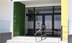 un accès à un bâtiment avec une porte en verre dans l'établissement Hotel Capital Frontera, à Monclova