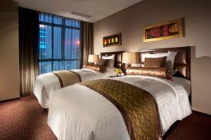 A bed or beds in a room at Oakwood Premier Guangzhou