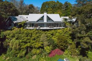 uma vista aérea de uma casa com um jardim em Fantail River Lodge em Haruru