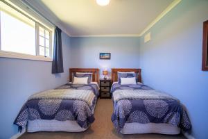 Un pat sau paturi într-o cameră la Blue Thistle Cottages
