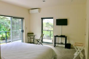 Fantail River Lodge tesisinde bir odada yatak veya yataklar