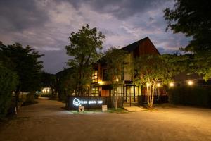 ein Gebäude mit einem Schild in der Nacht davor in der Unterkunft Karpenter Lampang in Lampang