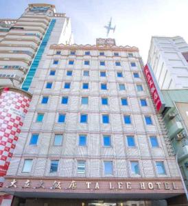 台南的住宿－大立大飯店，一座高大的建筑,上面有十字架