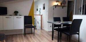 une petite salle à manger avec une table et des chaises dans l'établissement studio de jack, à Le Mesnil-Esnard