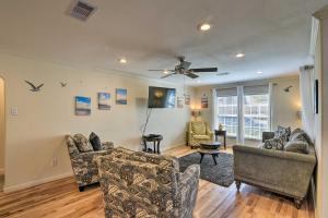 Oleskelutila majoituspaikassa Galveston Apartment with Grill Less Than 2 Mi to Beach!