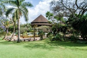 Un jardín fuera de Safari Park Hotel