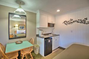 Η κουζίνα ή μικρή κουζίνα στο Southern Maine Retreat Less Than 2 Mi to Wells Beach!