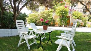 Jardín al aire libre en Polymnia Apartments