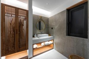 Ένα μπάνιο στο A Villa in a valley +109 φωτογραφίες