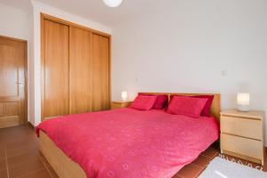 Postel nebo postele na pokoji v ubytování Meia Praia Beach Apartment + 19 fotografií